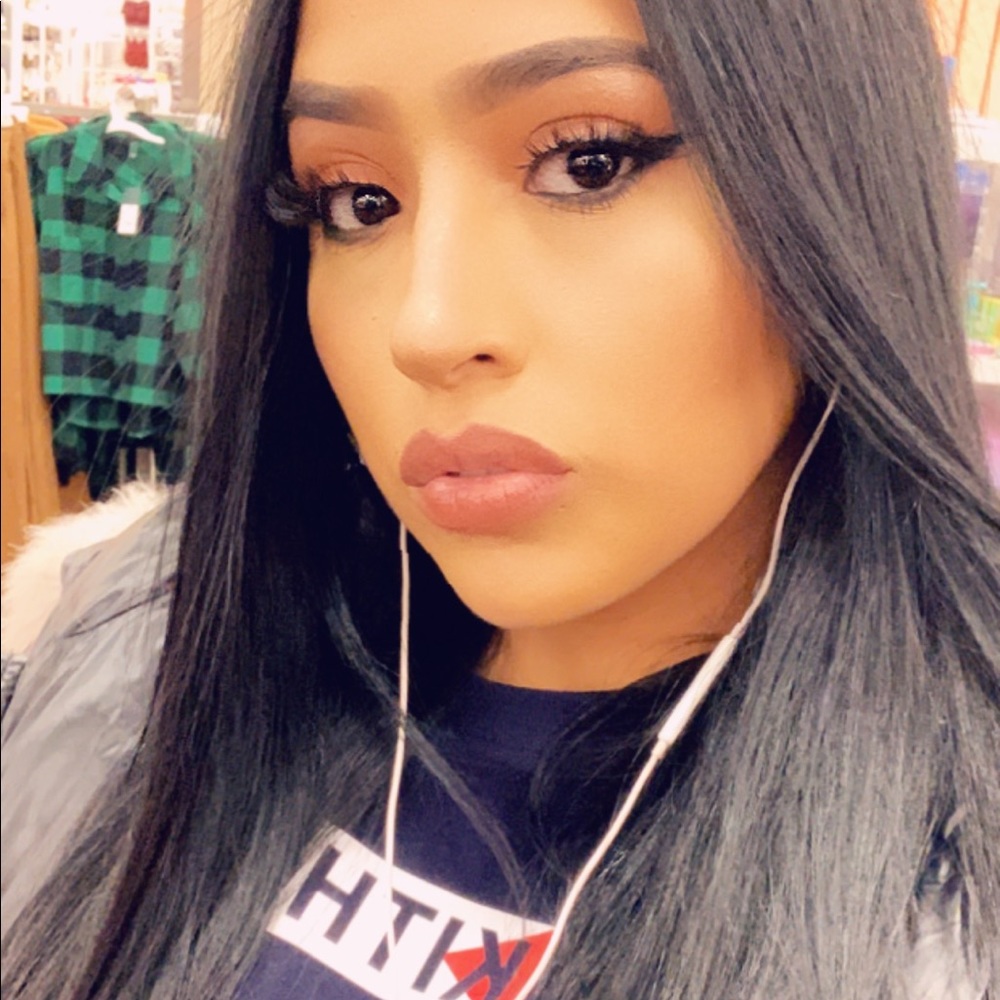 Meet your Posher, Zoila
